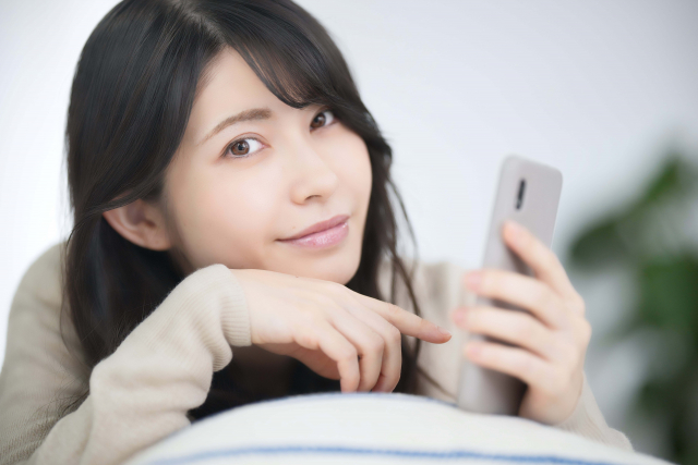 スマホを見る女性