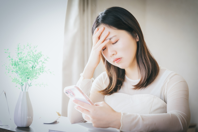 スマホを見る女性