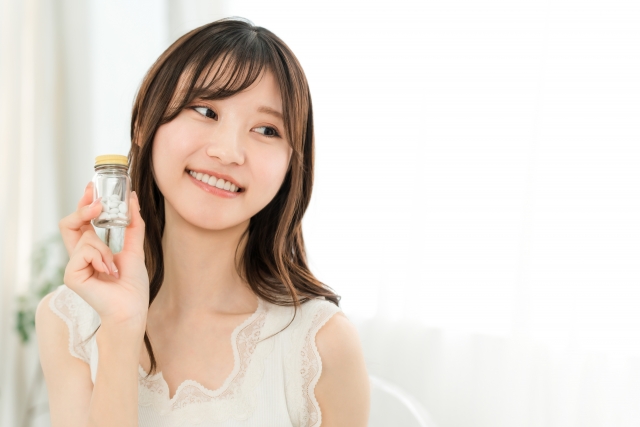 サプリメントを飲む女子