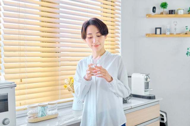 水分補給をする女性