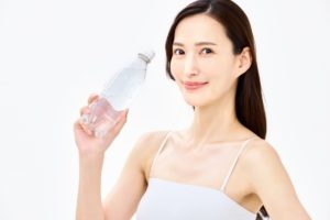 水分を飲む女性