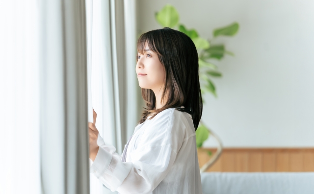 朝日を浴びる女性