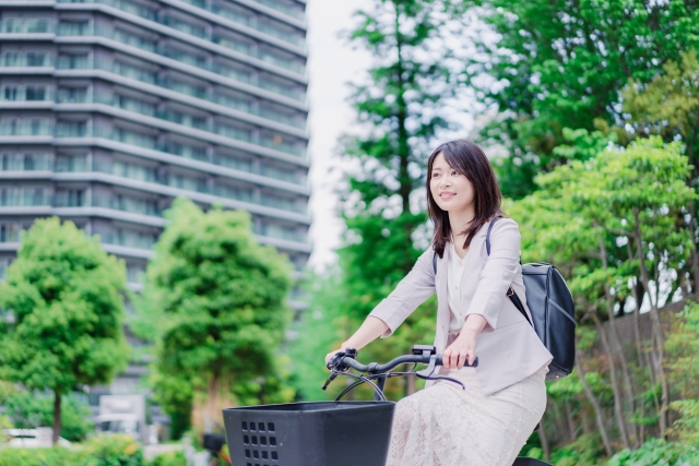 自転車に乗る女性