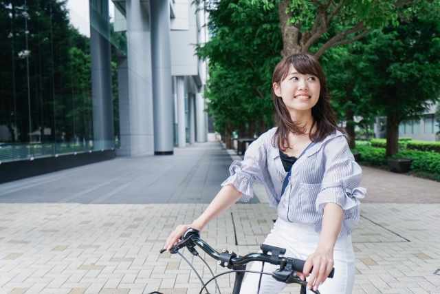 自転車に乗る女性